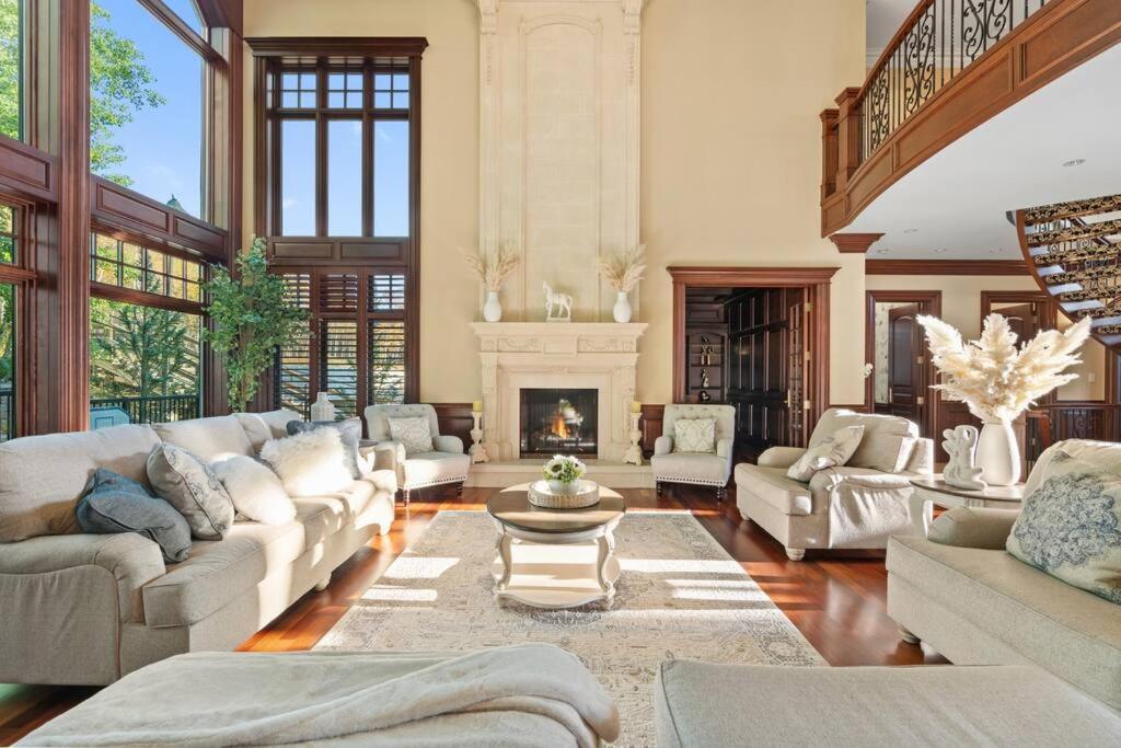 French Chateau W/Swim Spa & Theatre: 11,700 Sqft YYC Exterior foto
