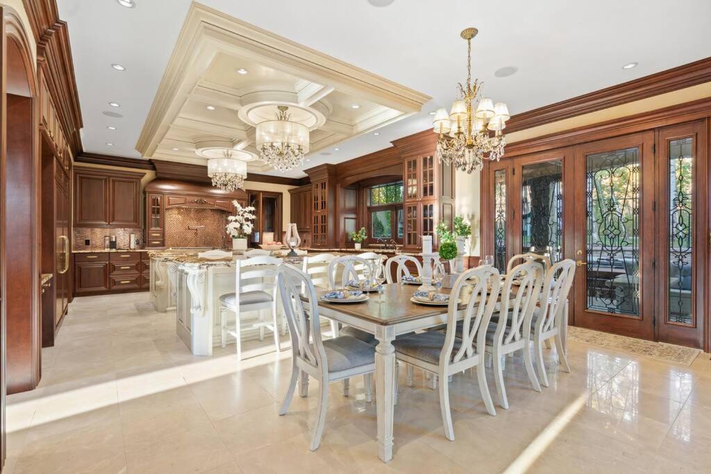 French Chateau W/Swim Spa & Theatre: 11,700 Sqft YYC Exterior foto