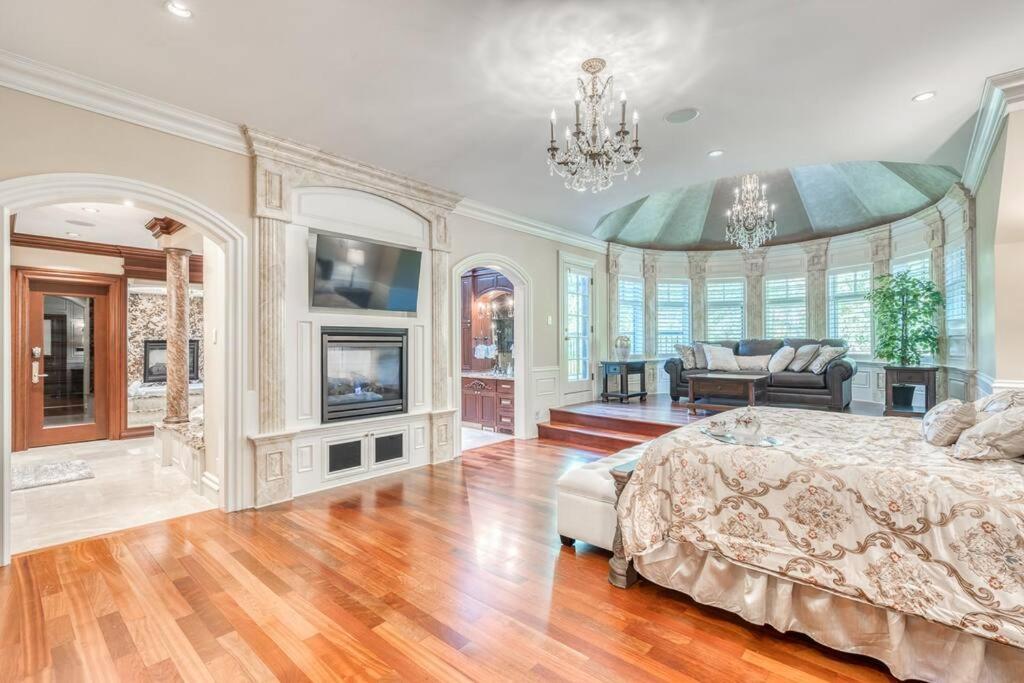 French Chateau W/Swim Spa & Theatre: 11,700 Sqft YYC Exterior foto