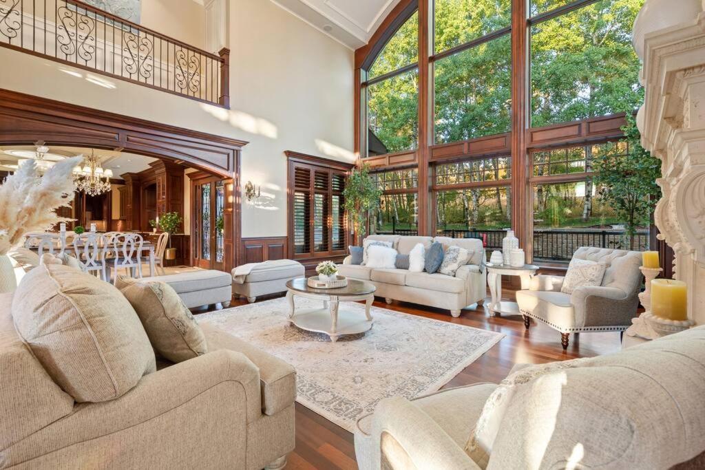 French Chateau W/Swim Spa & Theatre: 11,700 Sqft YYC Exterior foto