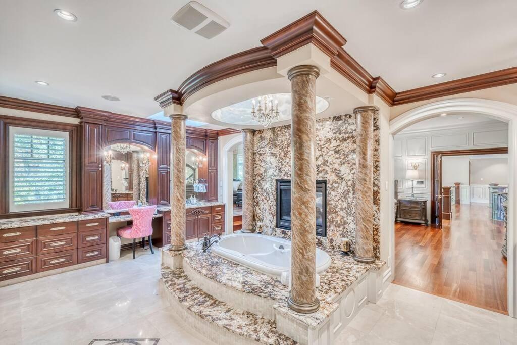 French Chateau W/Swim Spa & Theatre: 11,700 Sqft YYC Exterior foto