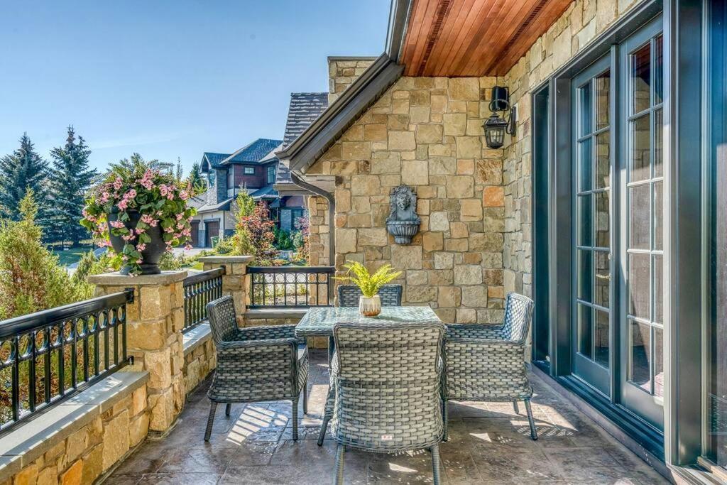 French Chateau W/Swim Spa & Theatre: 11,700 Sqft YYC Exterior foto