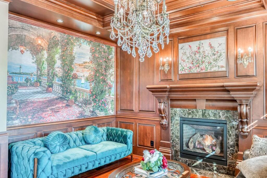 French Chateau W/Swim Spa & Theatre: 11,700 Sqft YYC Exterior foto