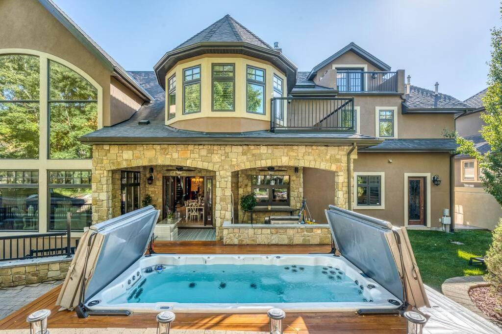 French Chateau W/Swim Spa & Theatre: 11,700 Sqft YYC Exterior foto